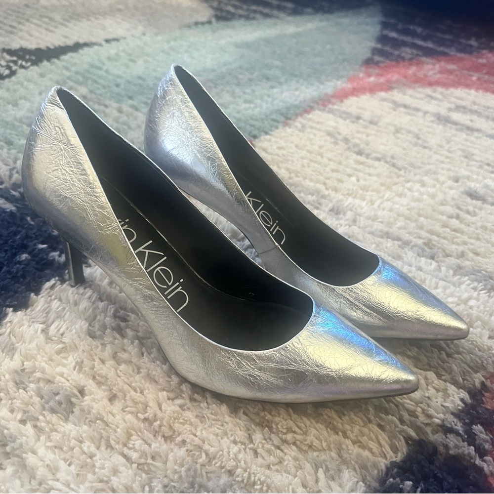 Calvin Klein Gayle Silver Pointed Toe Stiletto Pumps – Size 11